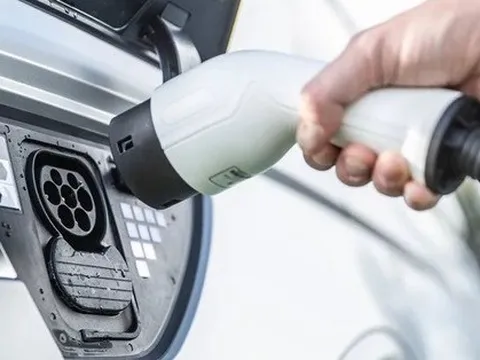 Bí mật phía sau tốc độ sạc khác biệt của các dòng xe điện