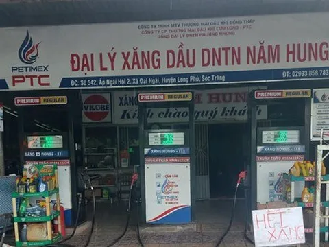 Chủ cây xăng phải đi mua từng chai để dùng