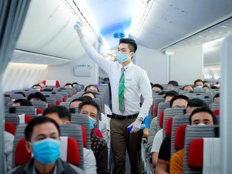 Lượng khách hàng không Việt Nam giảm mạnh trong tháng 10