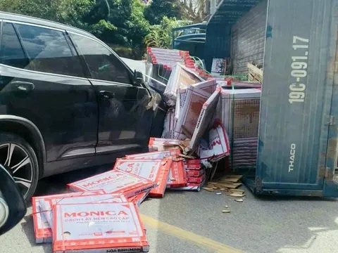 VinFast Lux SA2.0 vỡ tan khoang động cơ sau va chạm với xe chở gạch