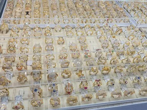 Giá vàng hôm nay 24-10: Vàng SJC vẫn một mình một chợ