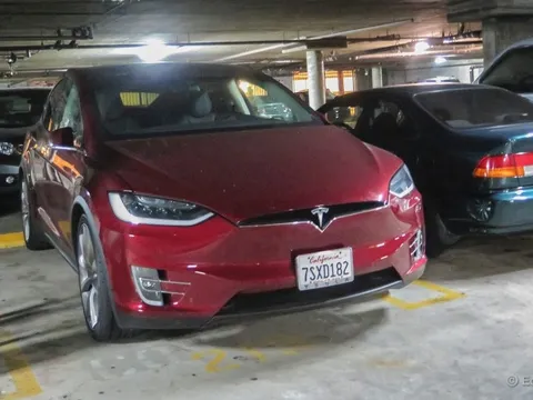 Diễn viên Mỹ 'chết đứng' vì Tesla Model X gặp lỗi khi đỗ dưới hầm