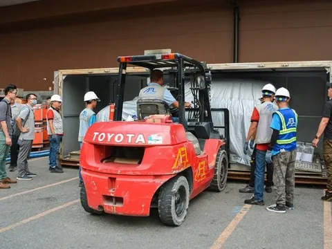 Hơn 20 người nín thở đưa chiếc xe Mitsubishi vào triển lãm: Không được chạm tay