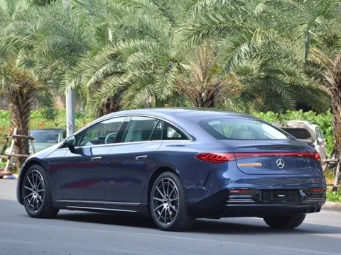 Mercedes-Benz EQS lần đầu lộ diện tại Việt Nam - Xe điện sáng nhất VMS 2022
