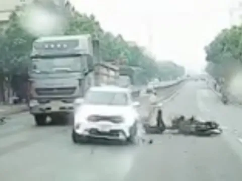 Clip TNGT: Tai nạn kinh hoàng vì bất cẩn tạt đầu công-ten-nơ