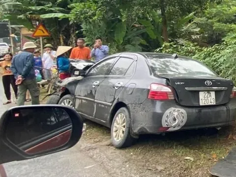 Đối đầu xe khách, Toyota Vios vỡ nát đầu