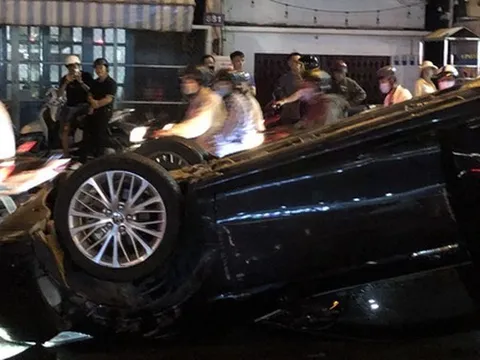 TP.HCM: Xe sang lật ngửa giữa giao lộ Phạm Văn Đồng - Tô Ngọc Vân