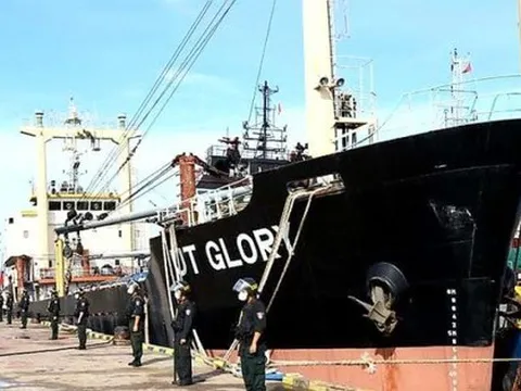 Phi vụ đánh tháo hàng triệu lít xăng lậu ngoài khơi sau cuộc điện thoại ẩn danh