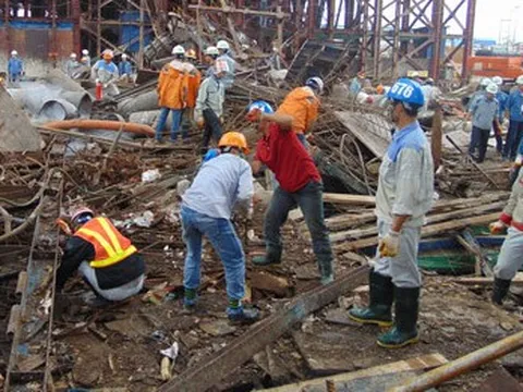 Sập giàn giáo công trình thuỷ điện, 3 người rơi xuống sông