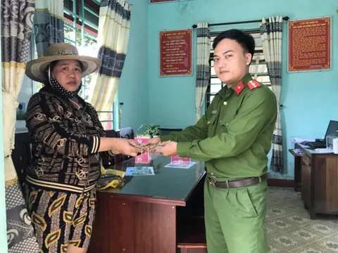 Nhặt 20 triệu đồng và dây chuyền vàng, chàng trai báo công an tìm người trả