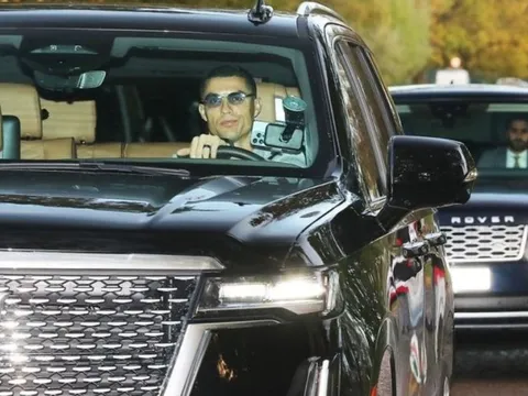 Cristiano Ronaldo đang dùng điện thoại gì?