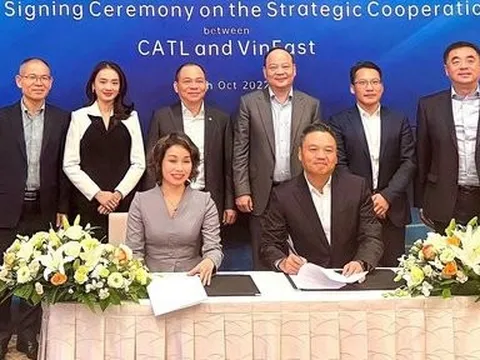 Tỷ phú Phạm Nhật Vượng đi Nhật ký kết hợp tác phát triển xe điện