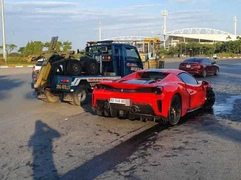 Hà Nội: Siêu xe Ferrari va chạm xe máy, một người tử vong