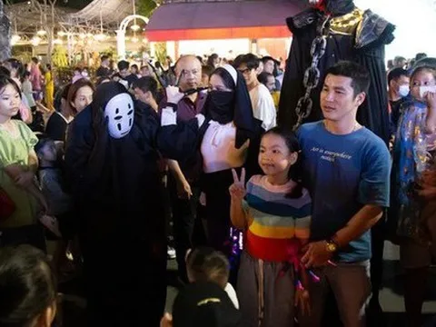 Ảnh: Đông nghịt người đổ về phố đi bộ Hồ Gươm chơi Halloween sớm