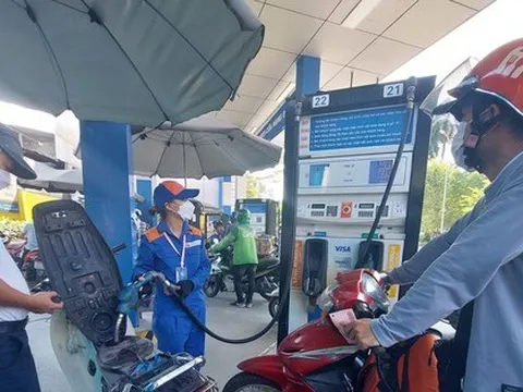 Người Hà Nội phải ‘cầu cứu’ tổng đài, căn giờ thấp điểm để đi đổ xăng