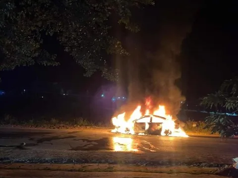 CLIP: Xe ôtô con đang chạy bất ngờ bốc cháy ngùn ngụt