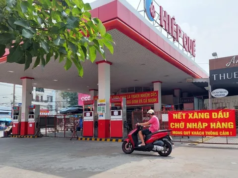 CLIP: Nhiều cửa hàng xăng dầu ở TP HCM tiếp tục báo "hết xăng" trước giờ điều chỉnh giá