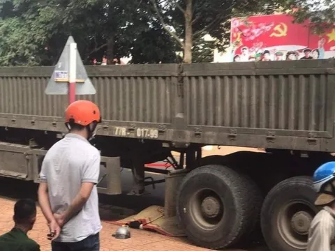 Ngã xuống đường sau va chạm, nữ sinh lớp 11 bị cán tử vong