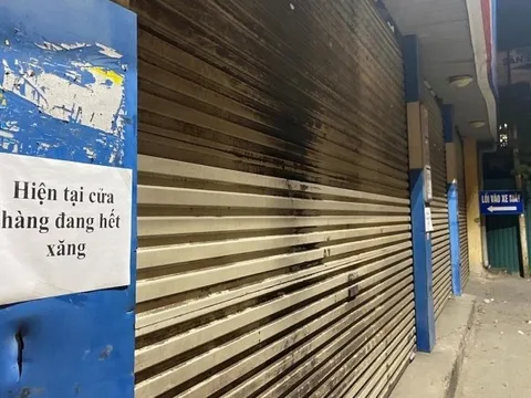 Sát ngày điều chỉnh giá, nhiều cây xăng ở Hà Nội cắm biển báo hết xăng