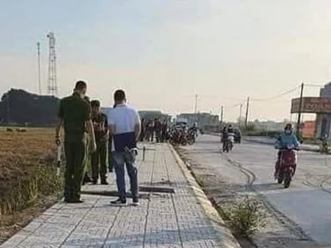 Người đàn ông chết dưới hố ga, có vết thương ở bụng