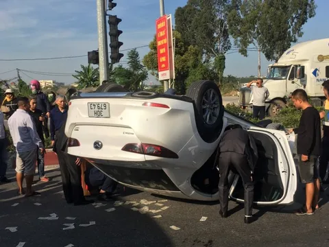 Đang rước dâu, xe hoa bất ngờ tông vào dải phân cách lập úp