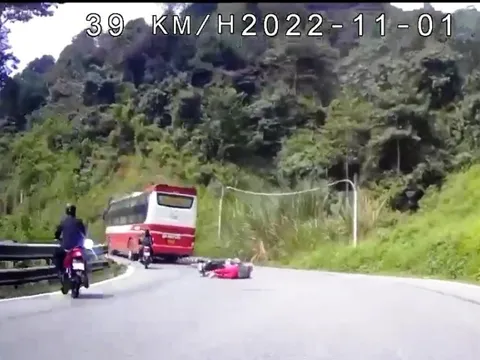 Clip: Tai nạn giữa xe khách Thành Bưởi với xe máy trên đèo Bảo Lộc