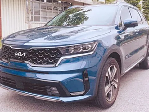 Ảnh thực tế Kia Sorento HEV tại Việt Nam: 2 phiên bản được lắp ráp cạnh tranh Santa Fe
