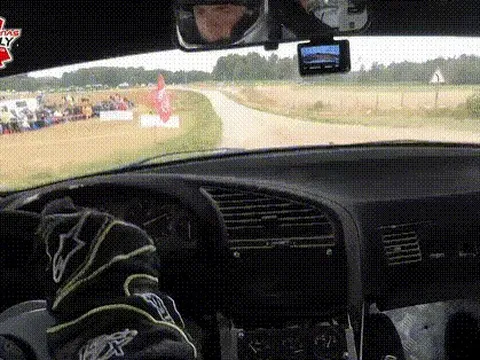 BMW 3-Series bị cọc gỗ đâm xuyên qua, tay đua và hành khách thoát nạn không xây xước