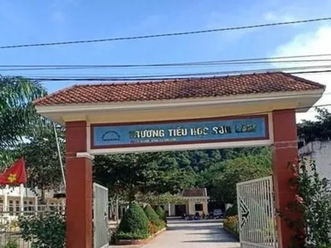 Công an vào cuộc vụ phụ huynh vác dao bắt hiệu trưởng quỳ xin lỗi