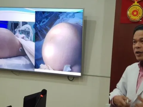 Du học sinh lên máy bay về nước cấp cứu lúc nửa đêm