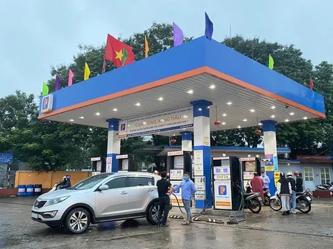 Hà Nội chỉ đạo tăng tần suất xe téc cung ứng xăng dầu