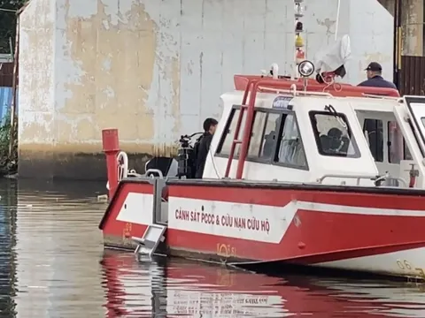 TP HCM: Cảnh sát lặn tìm 1 phụ nữ rơi từ cầu Chánh Hưng