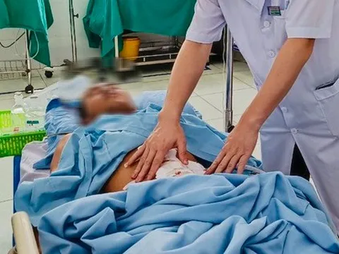 Lưỡi cưa gãy văng vào bụng người đàn ông đang xẻ đá