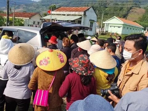 CLIP: Đẫm nước mắt đón nữ sinh tử vong trong vụ giẫm đạp Itaewon