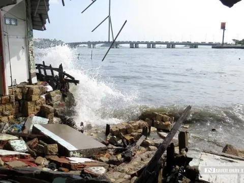 Khánh Hòa: Sóng lớn đánh sập nhiều nhà dân ở Tp.Nha Trang
