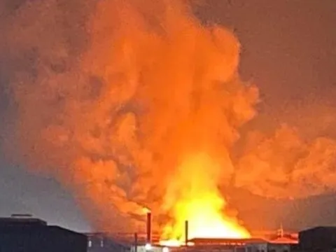 Cháy ngùn ngụt tại công ty giấy ở Bắc Ninh