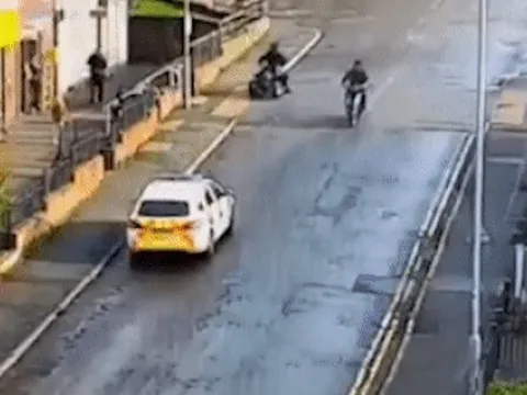 Tiện chân đá xe cảnh sát, người đi xe máy nhận 'quả báo nhãn tiền'