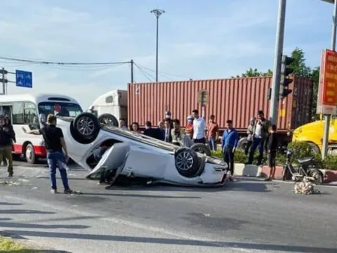 Xe rước dâu lật ngửa vì hoa trang trí gắn xe che tầm nhìn?