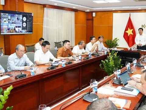 Doanh nghiệp xăng dầu họp với bộ trưởng: gánh thị trường, mong giải pháp lâu dài