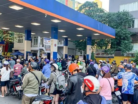 Đại biểu Quốc hội: Không thể chấp nhận việc người dân phải xếp hàng mua xăng!
