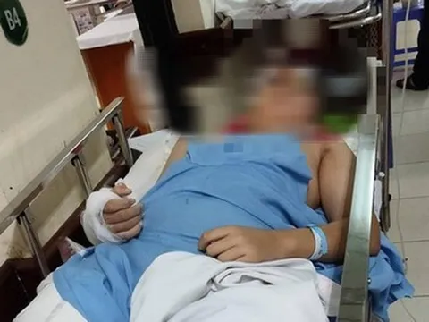 Nam sinh rơi từ tầng 3 trong trường xuống, nghi do bị bạn trêu đùa