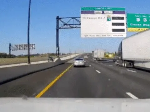 Land Rover Defender đời mới lộn 6 vòng sau va chạm, người trong xe chỉ bị thương