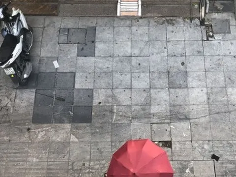 Vỉa hè Hà Nội lát đá tuổi thọ 70 năm bị xe cộ leo lên "băm nát"