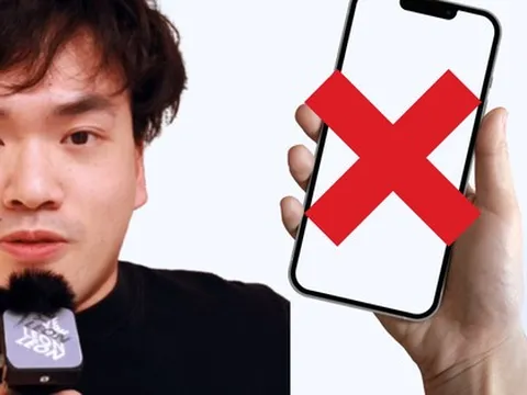 9x bỏ iPhone, dùng điện thoại ‘cục gạch’: Luôn mang sổ tay, chứng minh thư, đèn pin và các loại thẻ bên mình thay cho smartphone