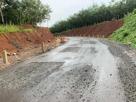 Đường trăm tỷ chưa làm xong đã hỏng, lỗi tại... ông trời