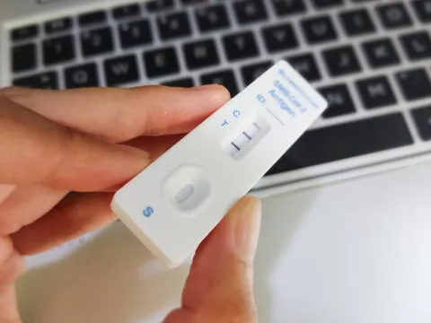 Dùng thuốc "mix" cứu người đàn ông dương tính COVID-19 suốt 411 ngày