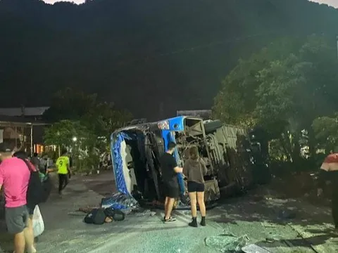 Xe chở đoàn du khách nước ngoài gặp nạn, 20 người bị thương