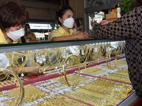 Giá vàng hôm nay 4-11: Giảm mạnh rồi vọt lên dù đồng USD tăng giá