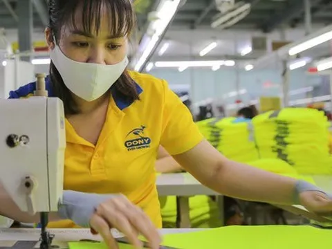 Đề xuất chỉ được rút 8% BHXH một lần: Đừng so sánh khập khiễng