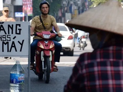 Hà Nội yêu cầu dẹp bỏ 'cây xăng cục gạch' mọc dọc các vỉa hè